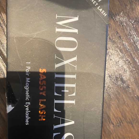 Moxie Magnetic Lashes - Picture 2 of 5